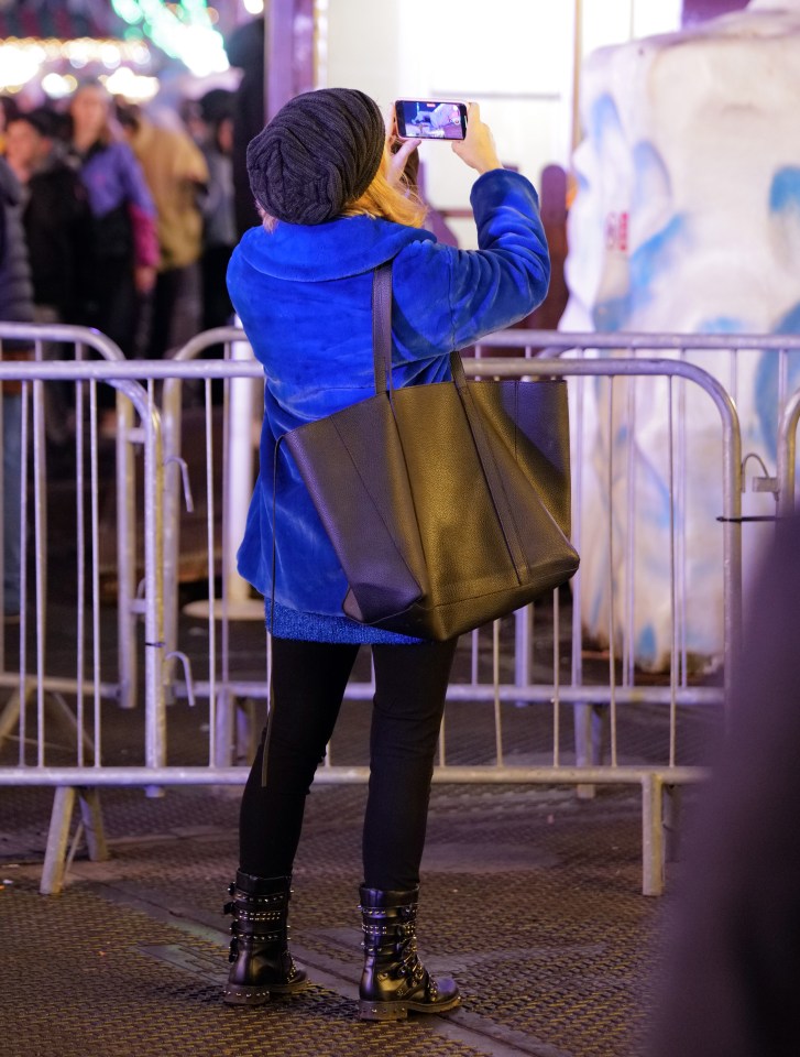 She took pictures of her kids making memories