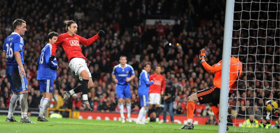 Dimitar Berbatov converts past Petr Cech