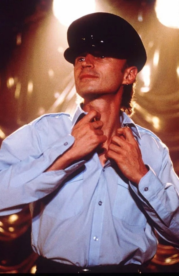 Robert Carlyle in the original movie stripping off to 'You Can Leave Your Hat On'