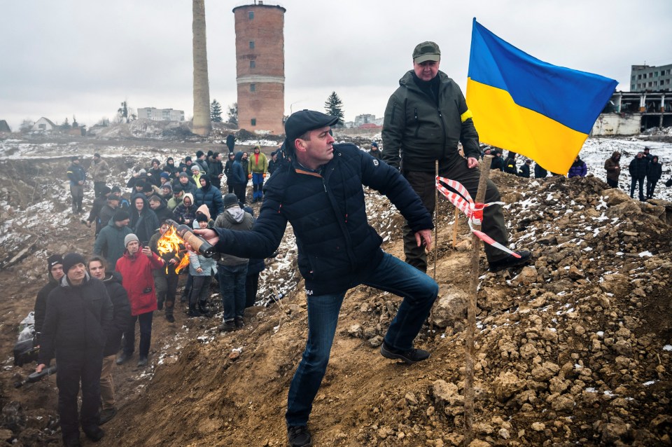 Ukrainians train to throw Molotov cocktails at the Russians
