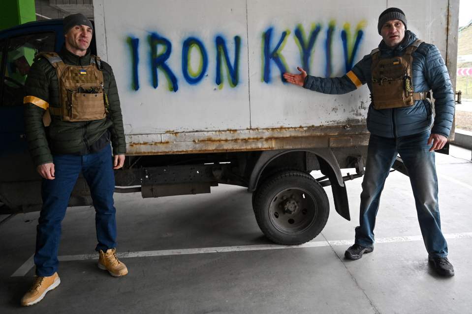 Kyiv mayor Vitali Klitschko (r) and brother Wladimir are among those to have stayed to defend the city