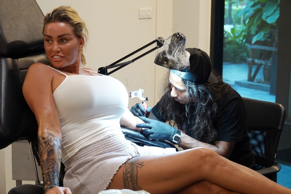 The tattoo sleeve on her right hand and the garter on her thigh were visible