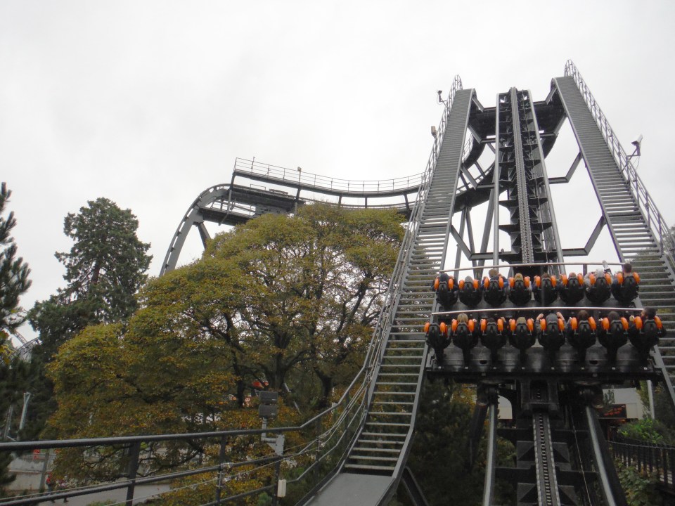 Oblivion at Alton Towers used to have a voiceover saying 'don't look down' just before the drop