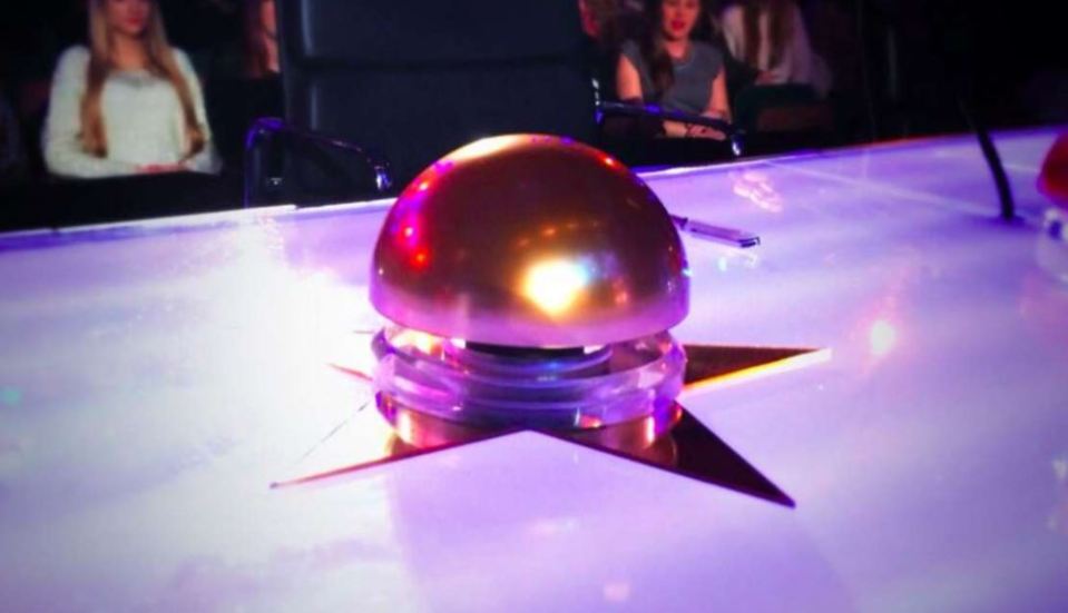 Under normal circumstances the judges on the ITV1 show only do this after they've delivered their audition - but fellow judge Simon Cowell didn't seem to mind