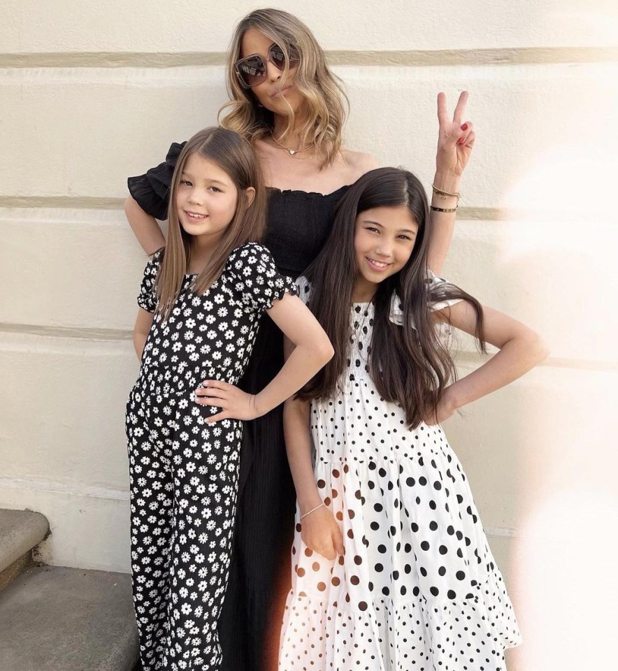 The Reach popstar flashed a cheeky peace sign in one sassy shot with Amelie and Minnie