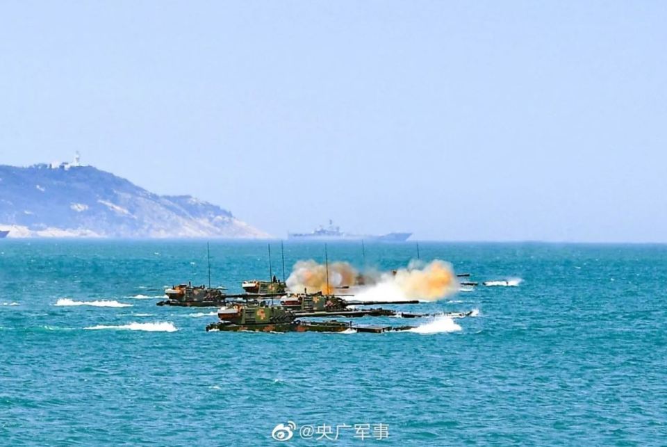 Chinese troops practising for an invasion of Taiwan