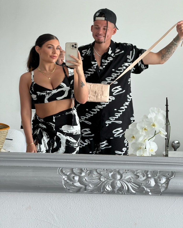 The couple then dressed in matching gear to hit the beach