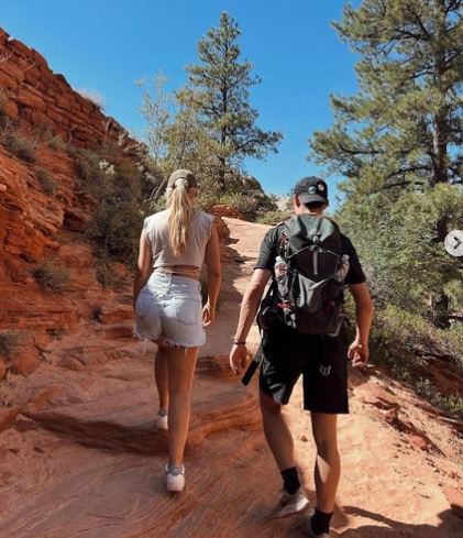 De Jong and his girlfriend on a hike