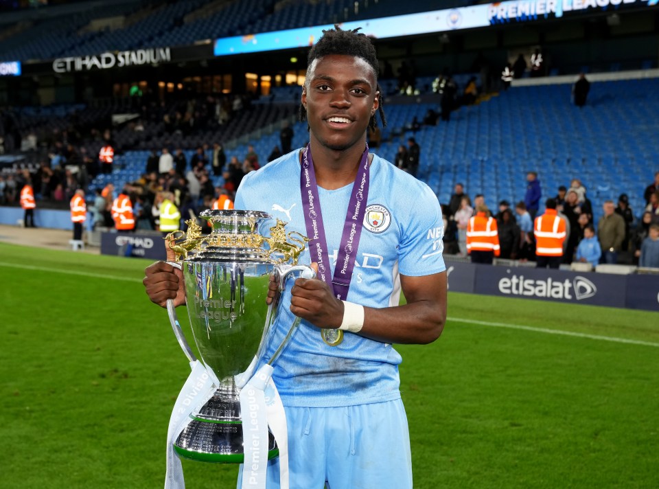 Lavia lifts the Premier League 2 trophy