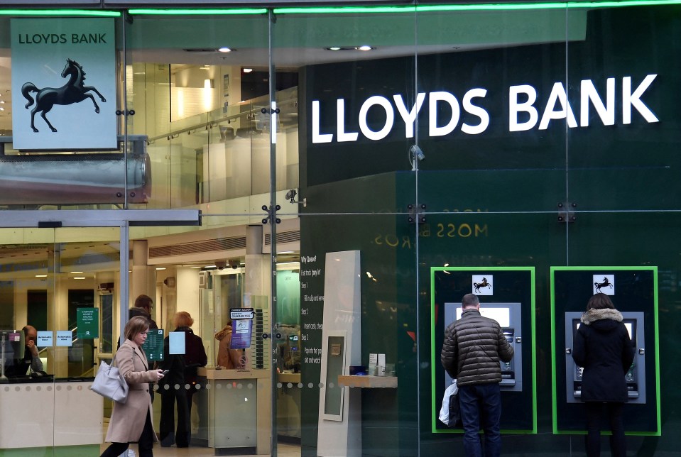 Customers are reporting issues with Lloyds online banking and fund transfers