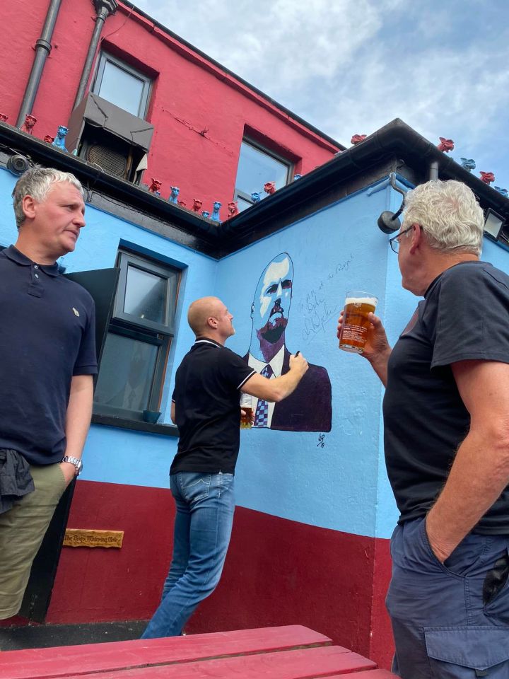 Ex-Burnley gaffer Sean Dyche made a shock new signing when he popped for a pint at a boozer named in his honour and inked his own mural