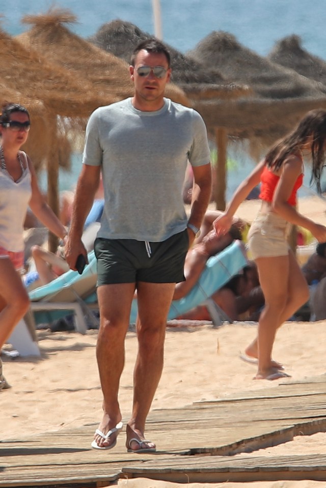 Terry donned a casual grey t-shirt while at the beach