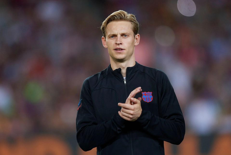 Man United are facing defeat in their pursuit of Frenkie de Jong who's agreed to take a pay cut to stay with Barcelona