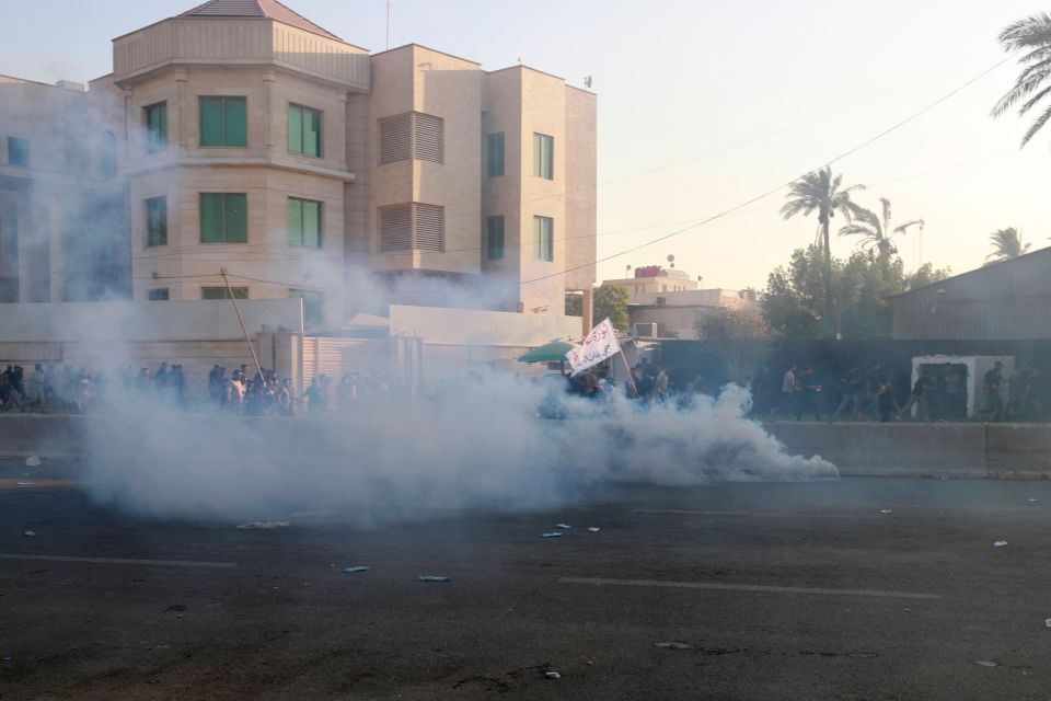 Iraqi cops fire teargas to disperse supporters of Sadr in Baghdad