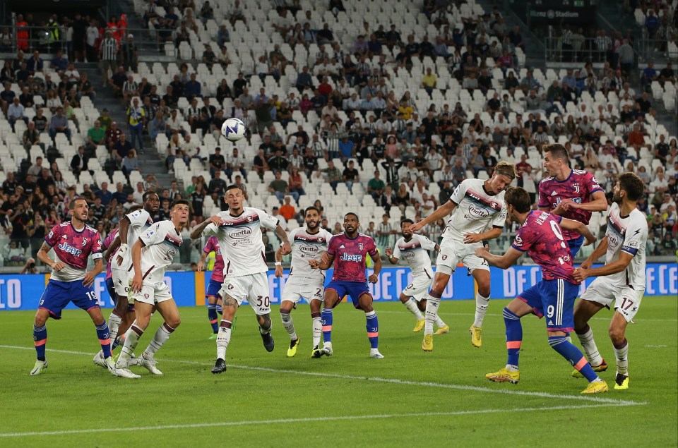 Arkadiusz Milik heads home from a late corner