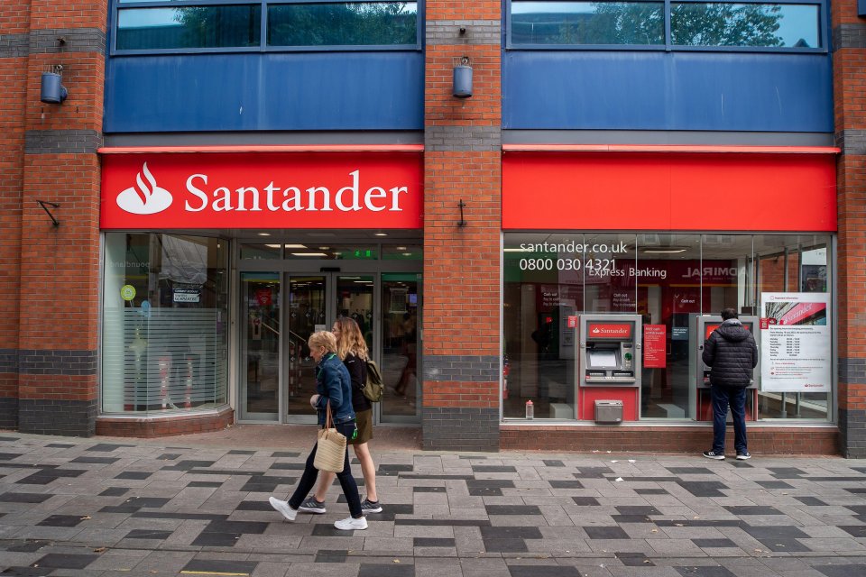 Santander has gone down for hundreds of customers