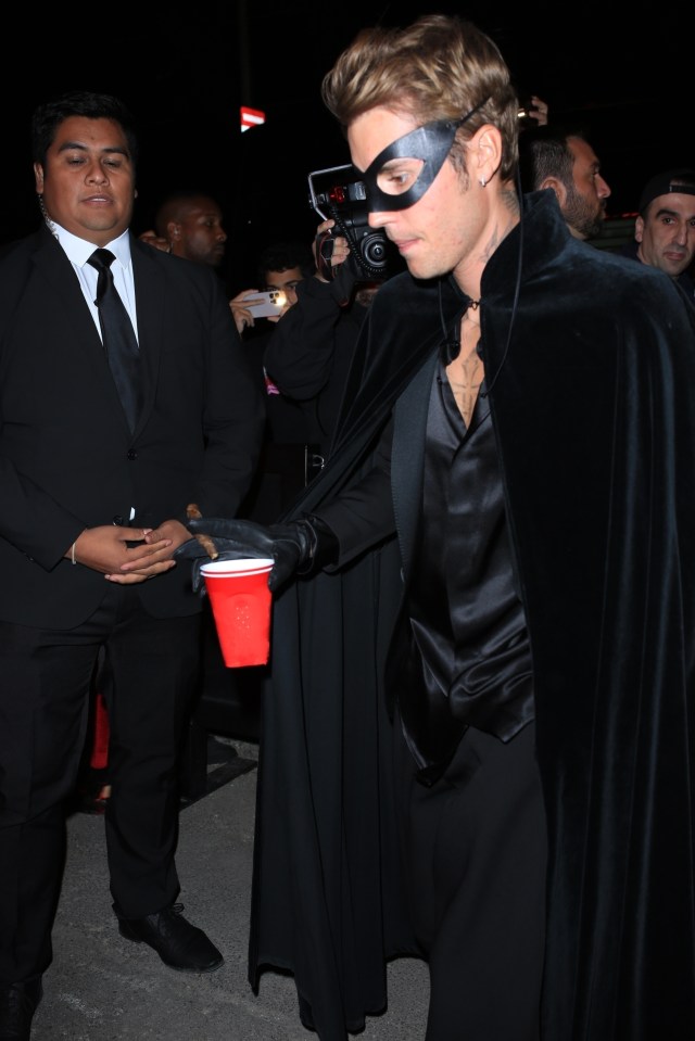 The model arrived alongside hubby Justin Bieber