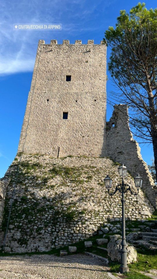 Kelly gave fans a closer look at their castle venue