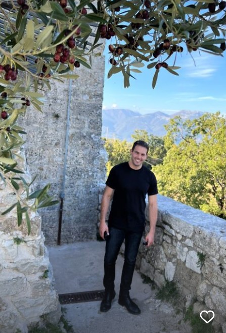 Jeremy could be seen posing at the venue