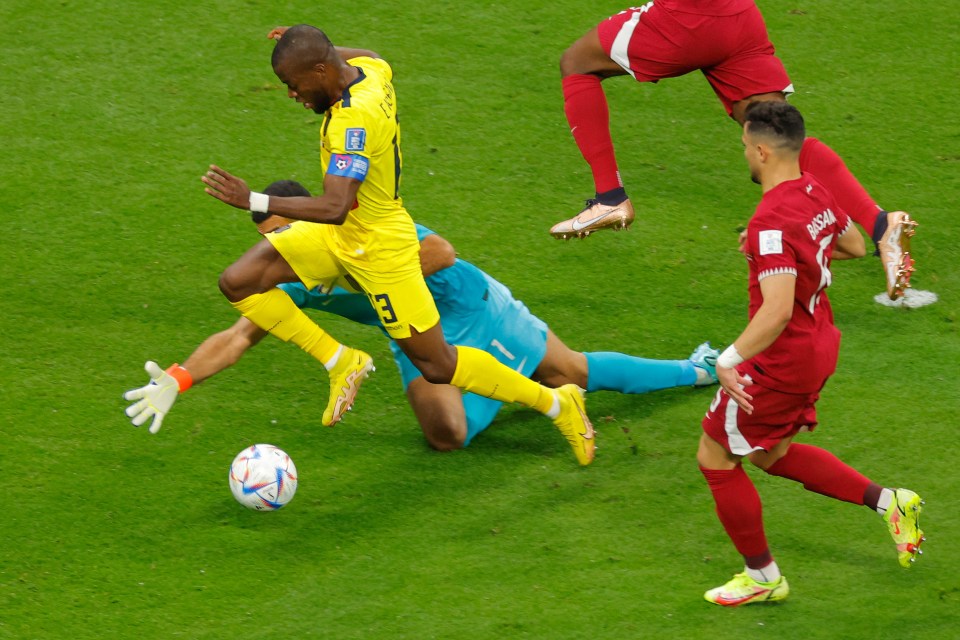 Enner Valencia was given the chance to open the scoring againt from the penalty spot after being fouled by Saad Al Sheeb