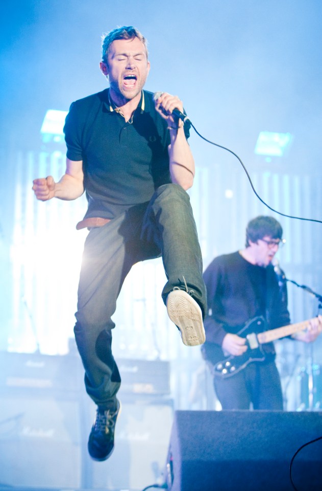 Kick off... Damon performing in 2009