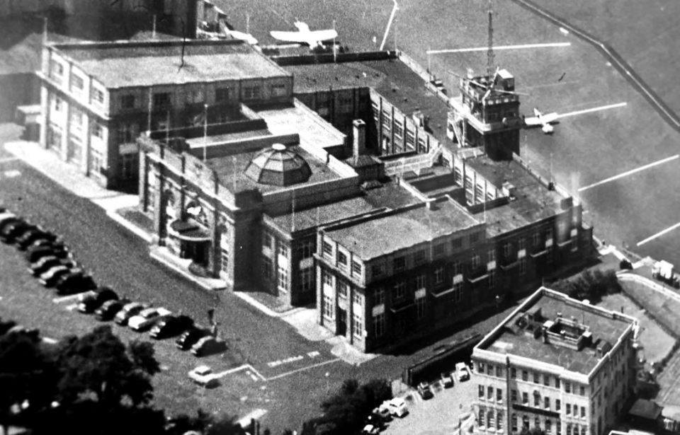 By 1934 there were 1146 employees at the airport and it was used for intercontinental travel