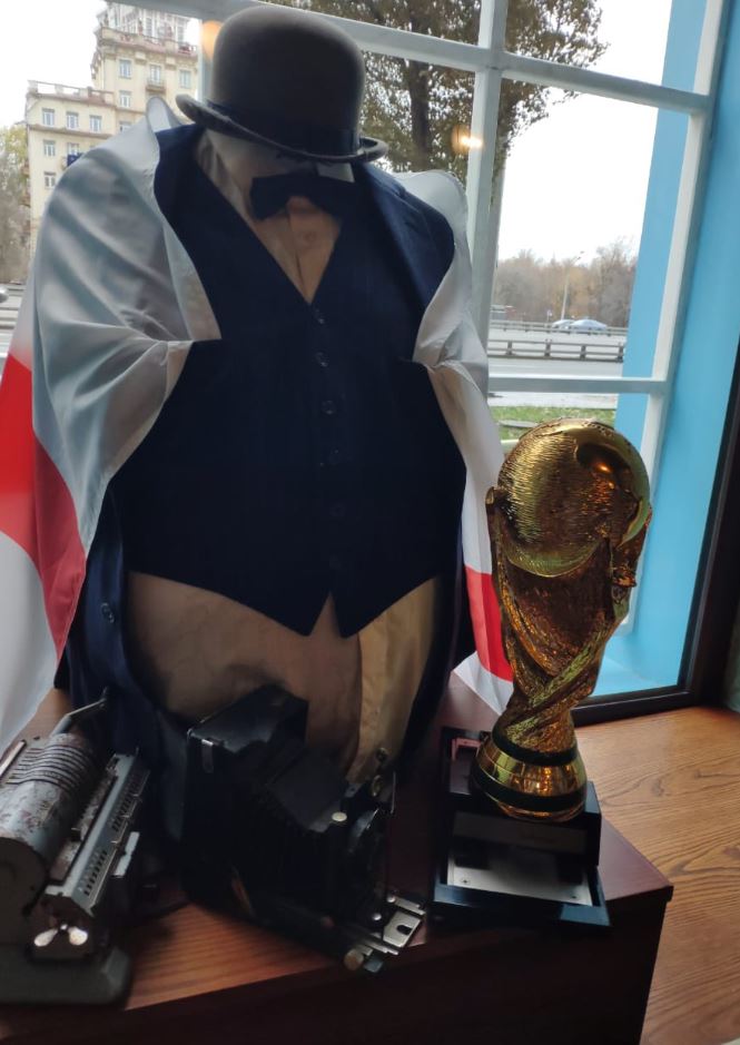 The display of the World Cup with Churchill's outfit draped in a St George's Flag
