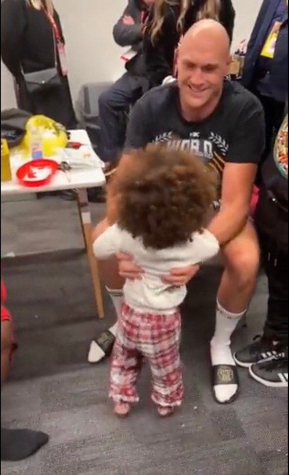 Tyson Fury met Derek Chisora's daughters