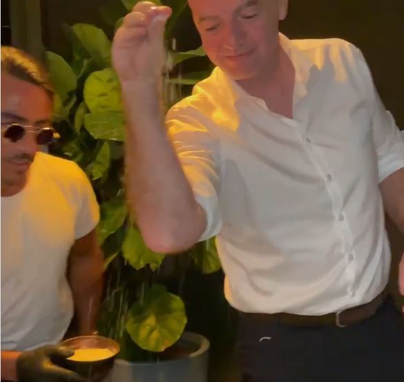 Infantino performs the 'sprinkle' at Salt Bae's Dubai steak house in 2020
