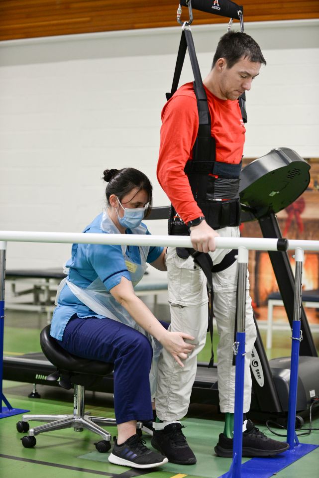 The tech supports his bodyweight and synchronises with his movement