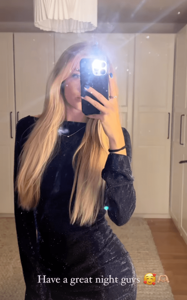 The blonde bombshell told her fans to 'have a great night'