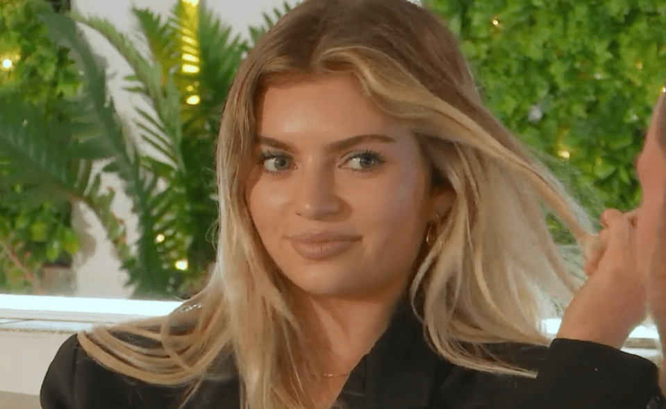 Ellie Spence wore a black blazer as she sat and chatted with Ron
