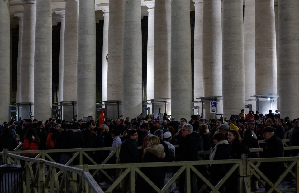Thousands have already begun queuing to see Benedict's coffin