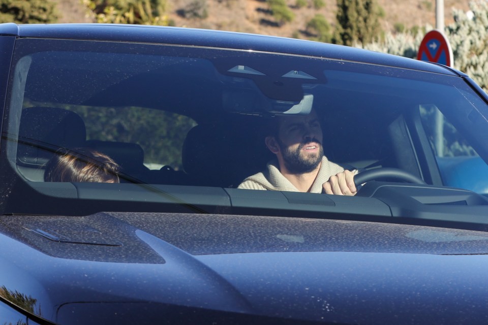 Gerard and his son arrived to Shakira's home on Sunday