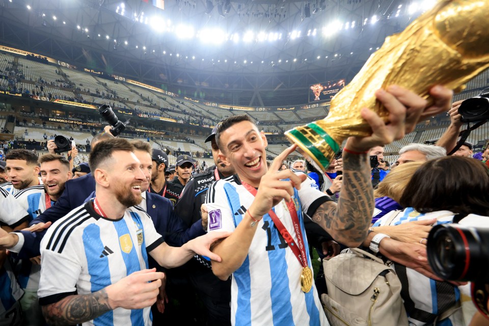 Lionel Messi and Ángel Di María check the bottom on the cup after the mixup