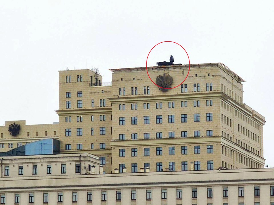 Another Pantsir S-1 battery on the roof of a defence ministry building