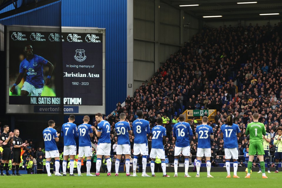 Leeds United and Everton players observe a minute's applause in memory of Atsu