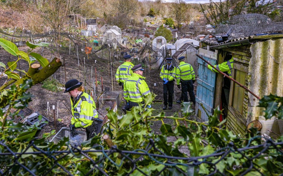 Police have been seen searching under cars and behind bins in Stanmer Villas this morning in a bid to find the newborn