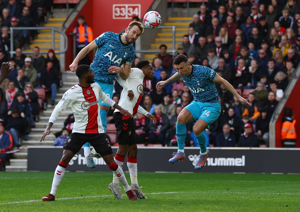 Harry Kane heads Spurs in the lead