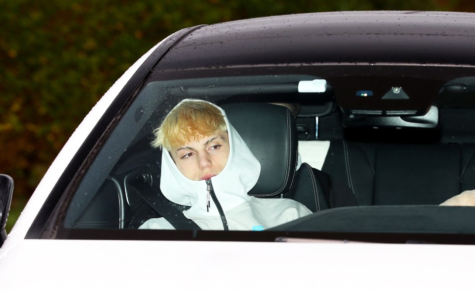 Alejandro Garnacho arrived with his hood over his head