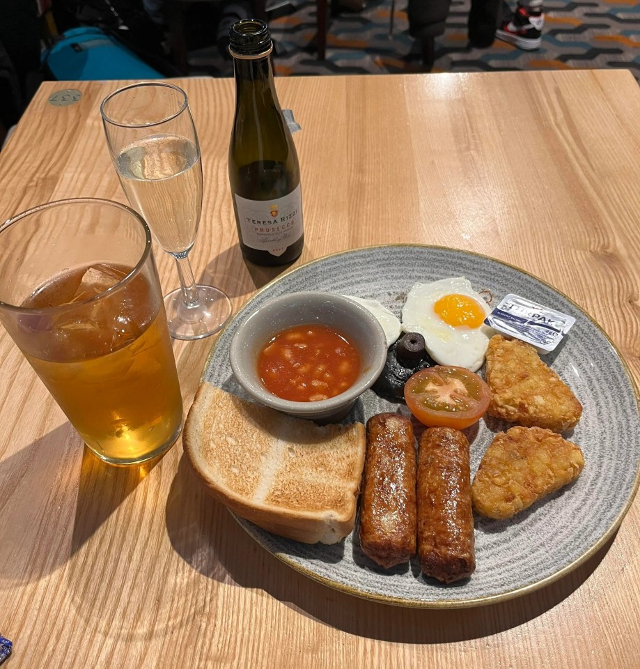I ordered a vegetarian Full English, a glass of prosecco and an apple juice
