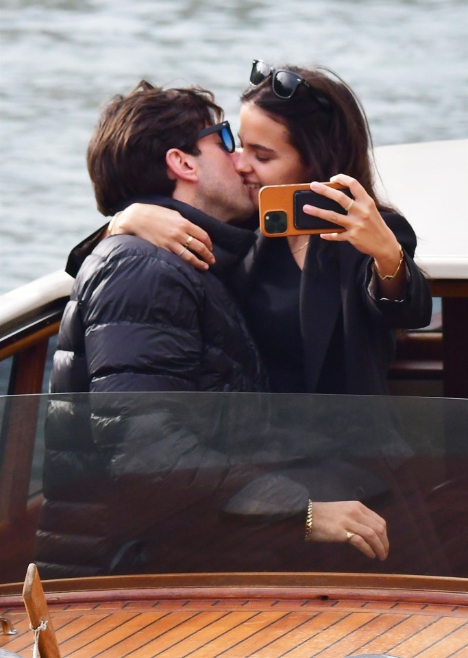 Arg gave his girlfriend a series of affectionate kisses