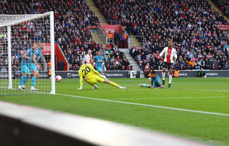 Theo Walcott pulls one back