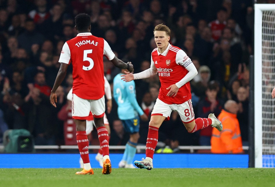 Arsenal scored two late goals to salvage a point against the Saints