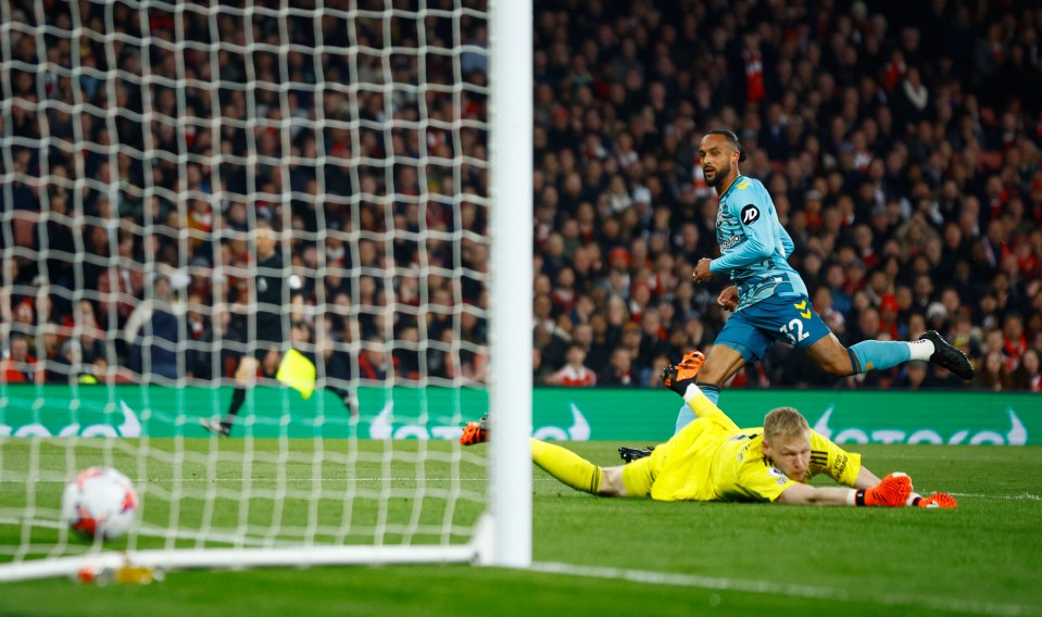 Theo Walcott scored against his former club to double Southampton's lead