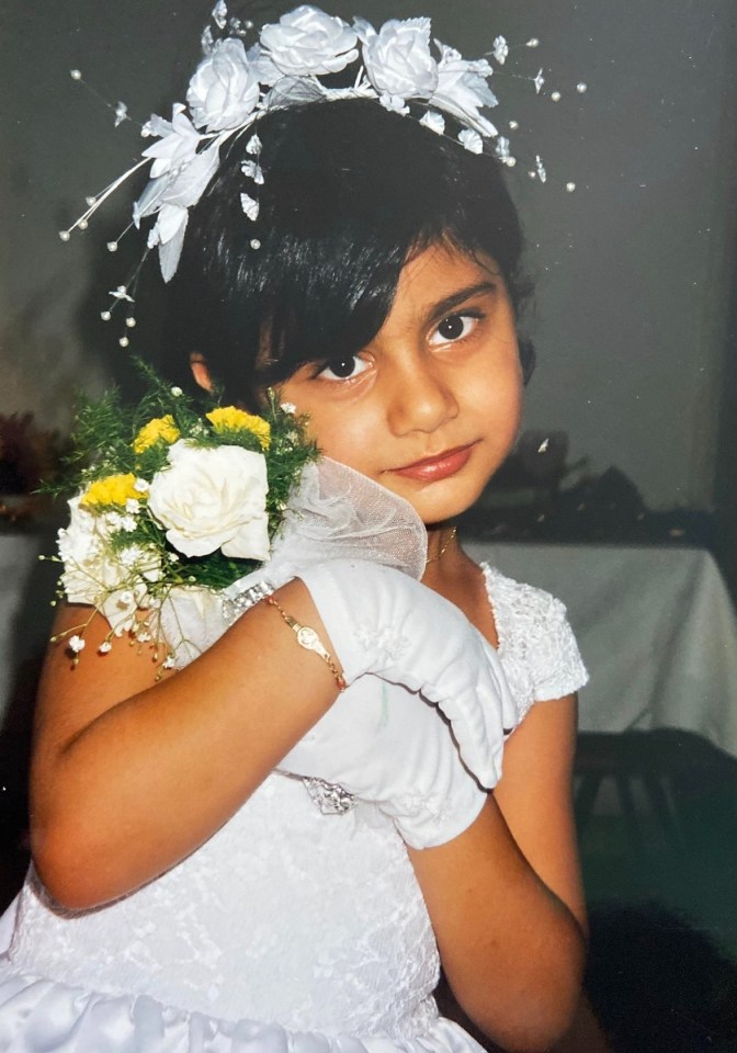 Mia delighted fans with a throwback picture of her clutching flowers at her first Holy Communion