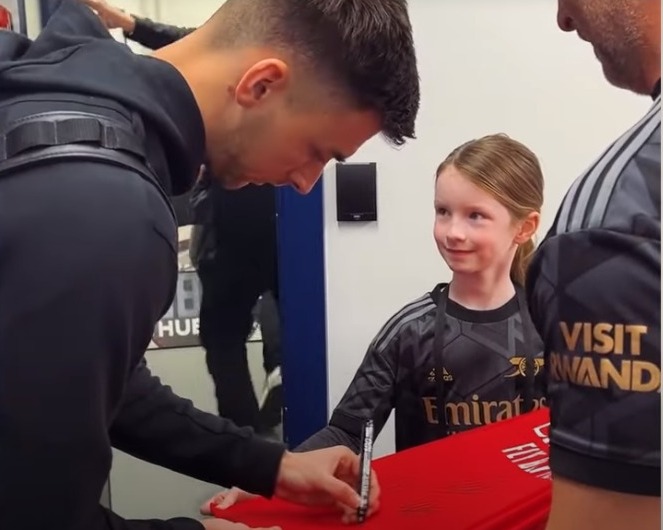 I was saddened this week to see Arsenal players getting stick on social media for not even acknowledging a kid whose shirt they were signing