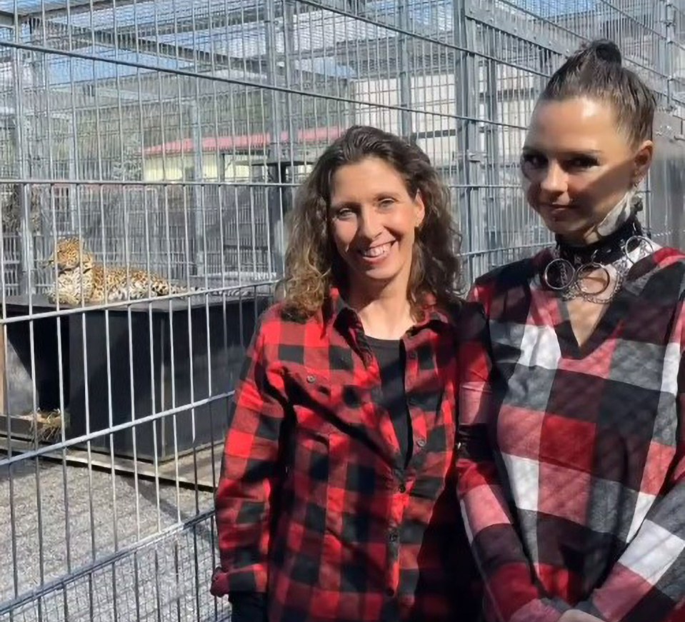 The model returned to visit the leopard as part of her recovery
