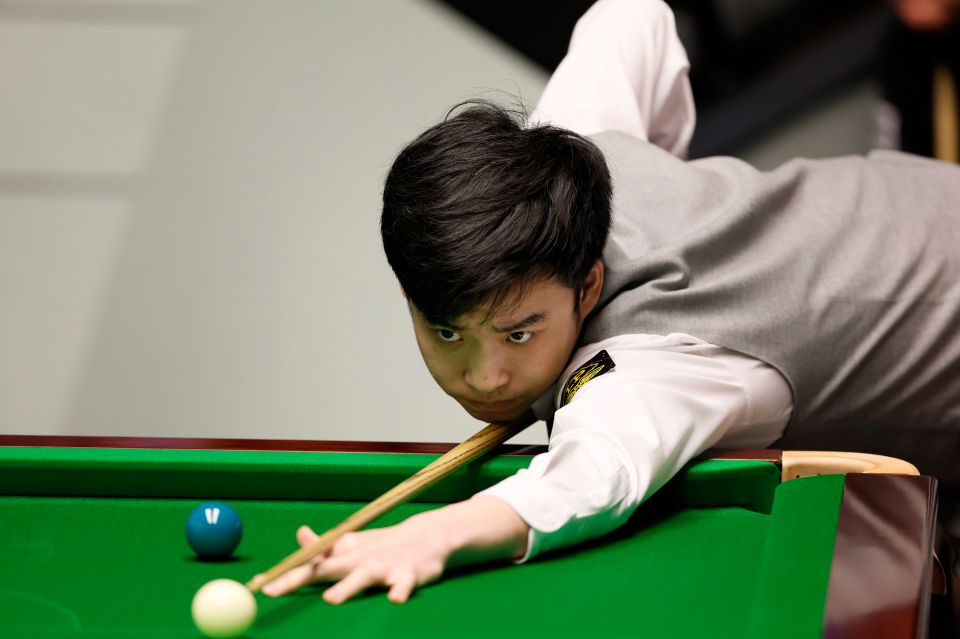 Si Jiahui playing snooker.