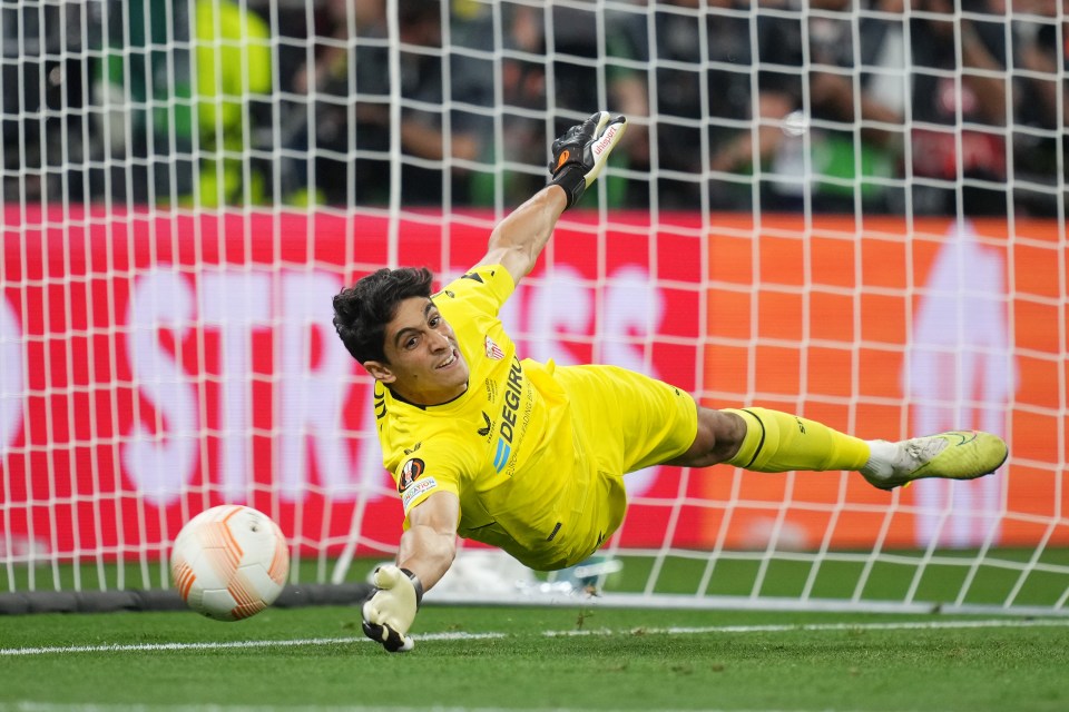 Yassine Buonou was Sevilla's hero between the sticks